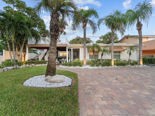 view of front of home with a front lawn