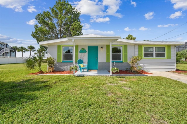 view of front of home featuring a front lawn