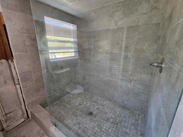 bathroom featuring tiled shower