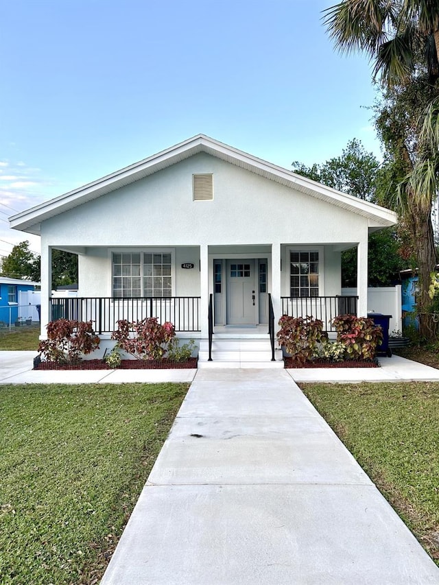 view of front of house featuring a front lawn