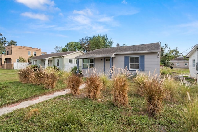 view of front facade featuring a front yard