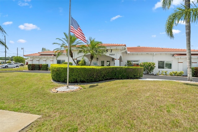 view of front of property featuring a front lawn