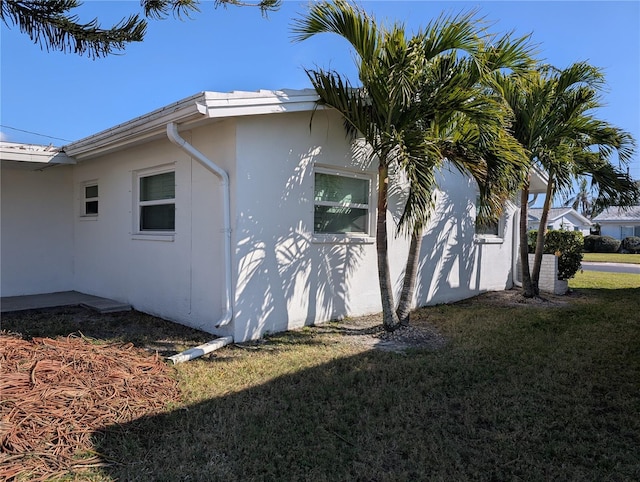 view of side of property featuring a yard