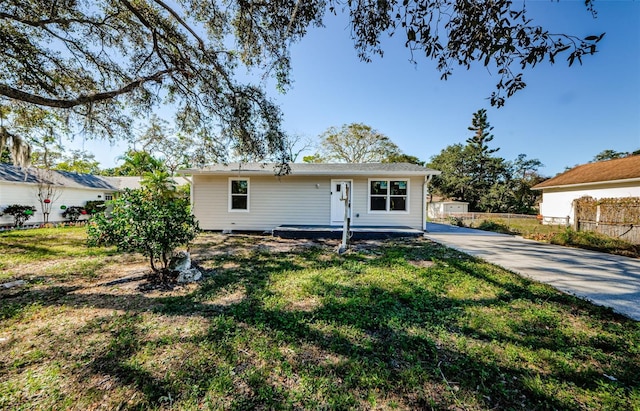 view of front of house featuring a front lawn