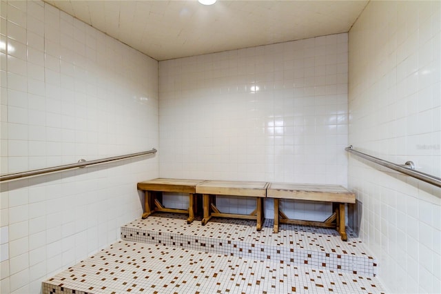 bathroom featuring tile walls