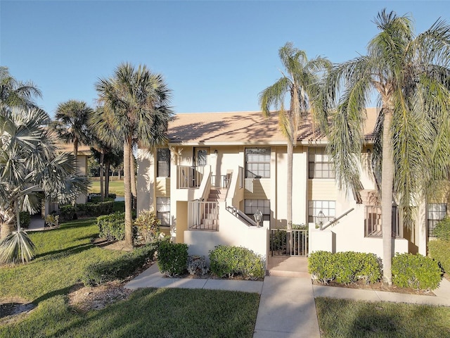 view of front facade with a front yard