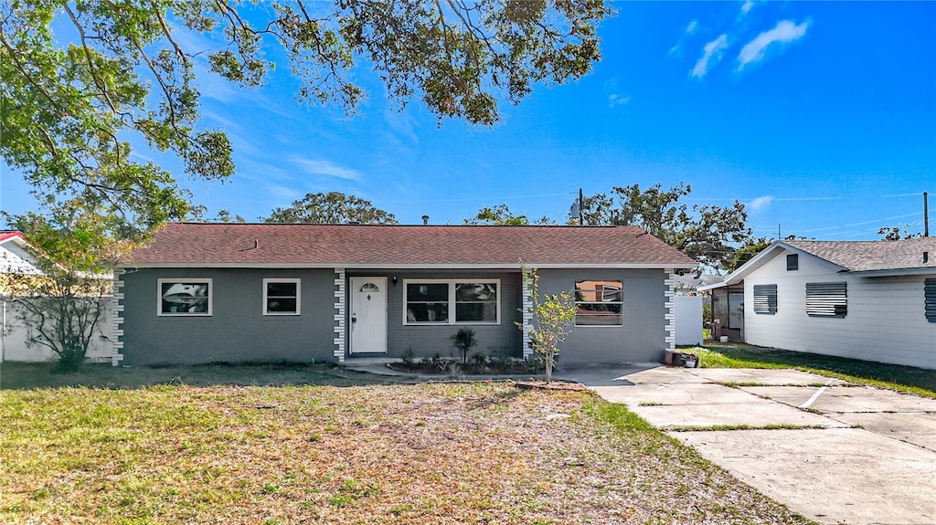 ranch-style house featuring a front lawn