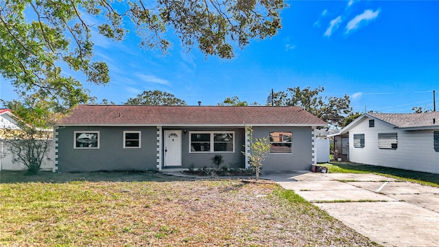 ranch-style house featuring a front lawn