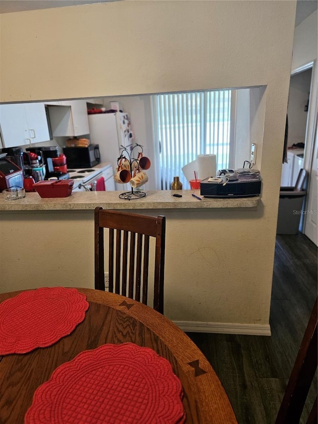 1252 Costa Mesa Dr, Wesley Chapel, FL 33543 - kitchen featuring dark wood-style flooring, white appliances, baseboards, and light countertops
