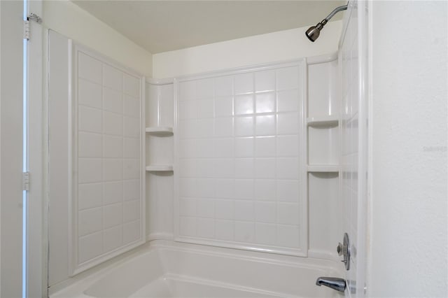 bathroom with tiled shower / bath combo