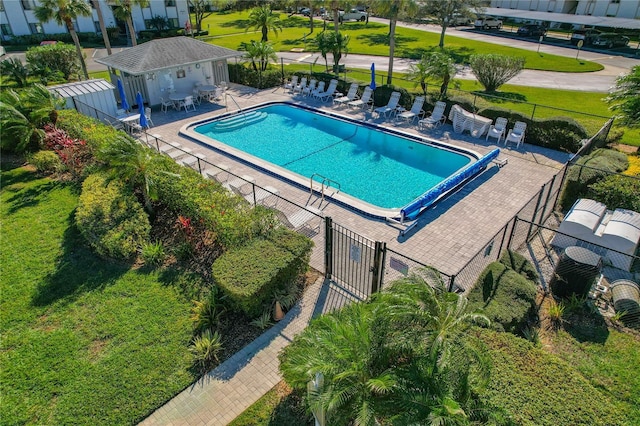 122 E Cypress Ct Unit 22, Oldsmar, FL 34677 - community pool with a patio, a lawn, and fence