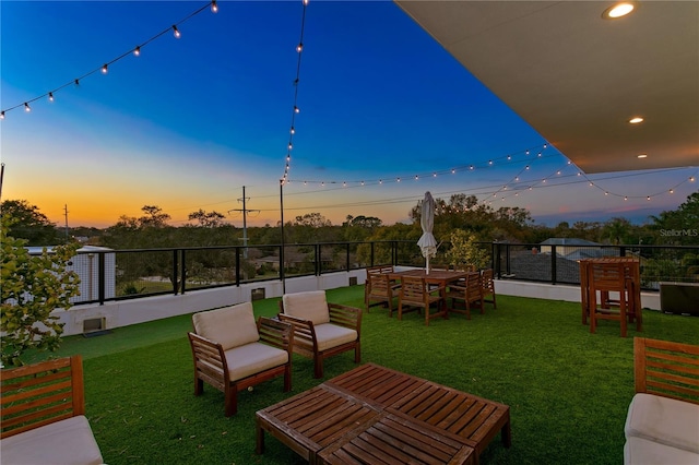 view of yard at dusk