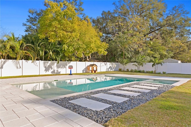 view of swimming pool