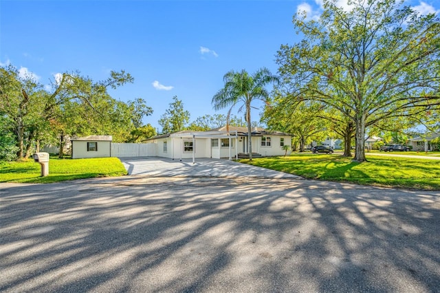 ranch-style house featuring a front lawn