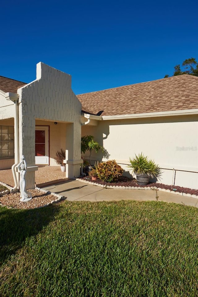 view of side of property featuring a lawn