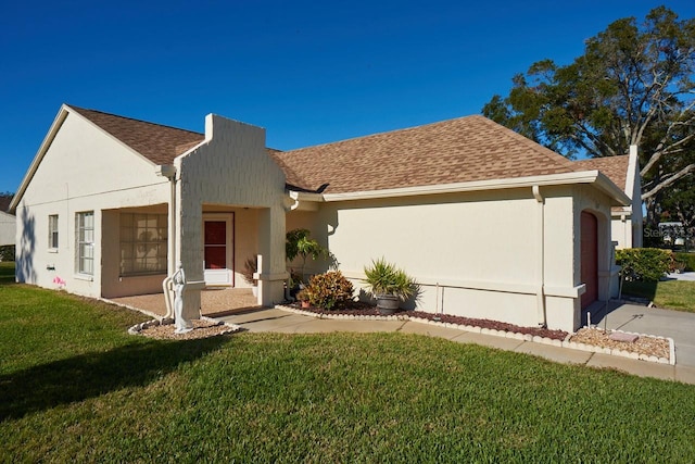 view of front of home featuring a front lawn