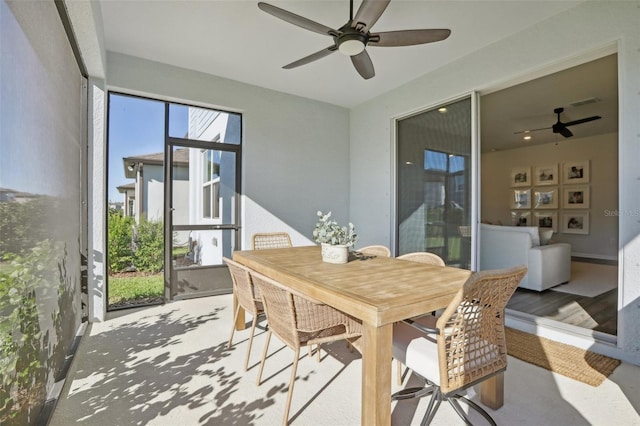 sunroom with ceiling fan