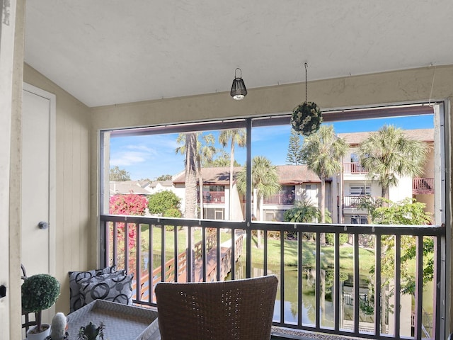 sunroom with vaulted ceiling