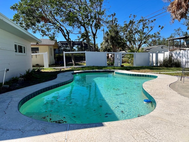 view of swimming pool