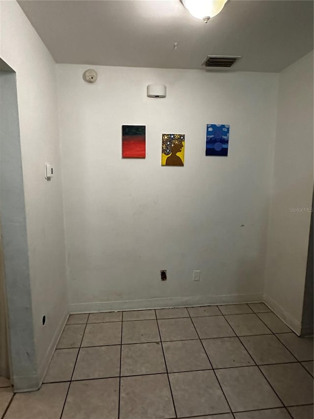 empty room featuring light tile patterned flooring