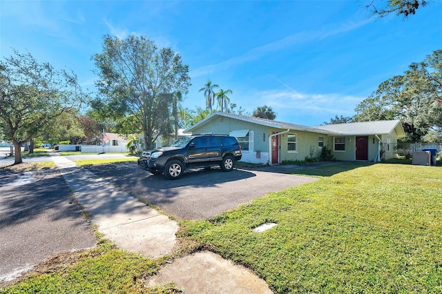 view of front of property featuring a front yard