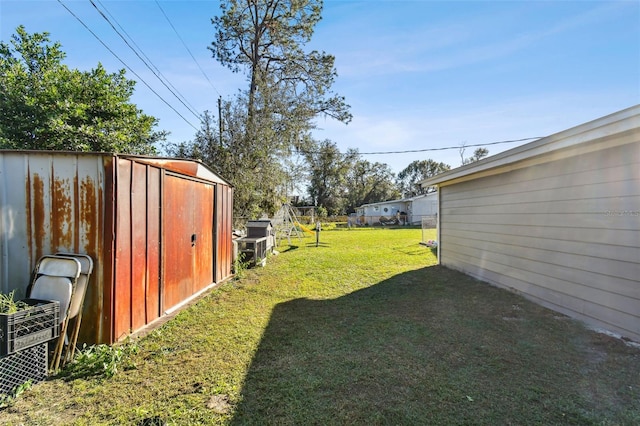 view of yard featuring a storage shed