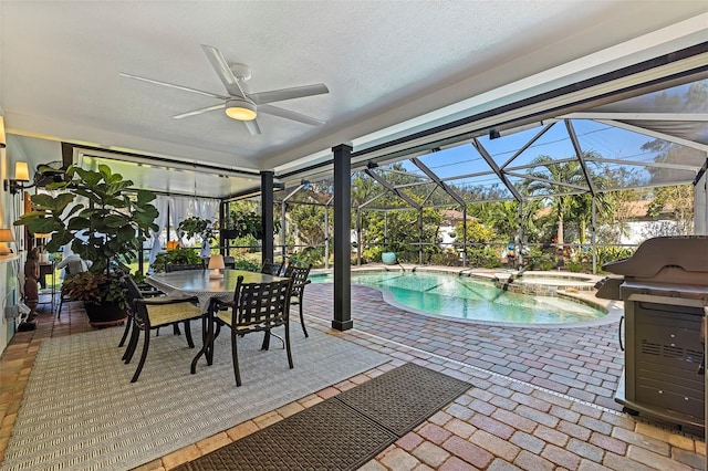 view of swimming pool with a lanai, a patio area, an in ground hot tub, and ceiling fan