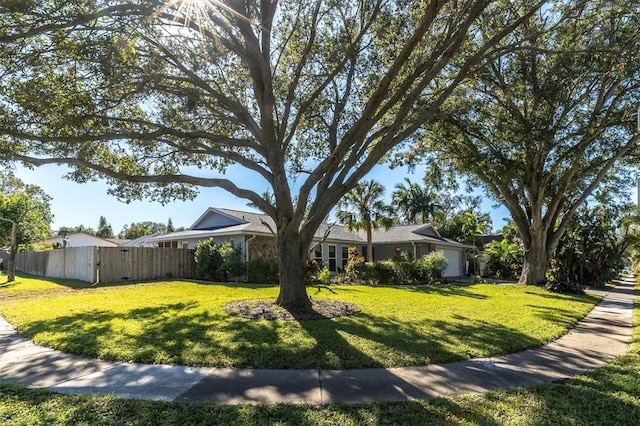 view of front of property featuring a front lawn