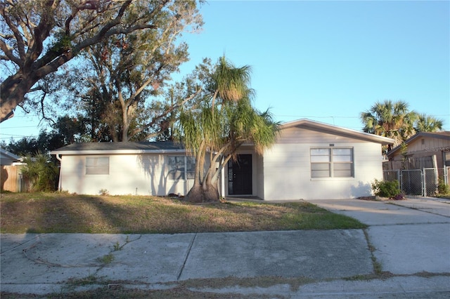 single story home with a front lawn