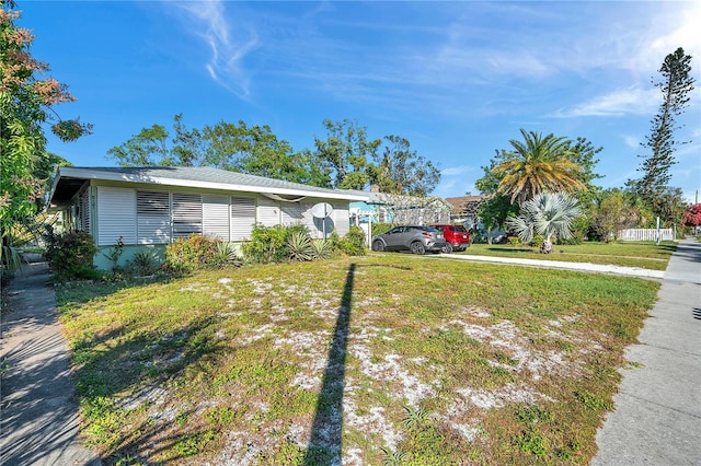 view of front of home featuring a front yard