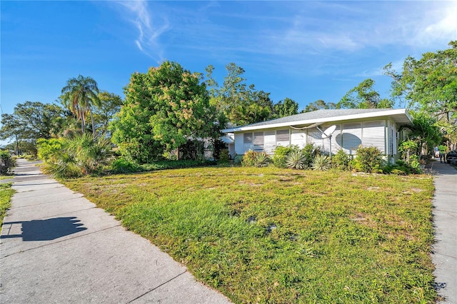 view of front of home featuring a front yard