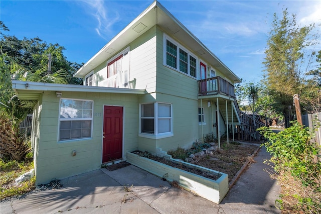 view of front of house with a balcony