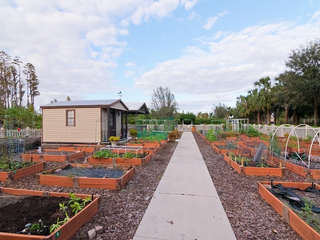 view of yard featuring an outdoor structure