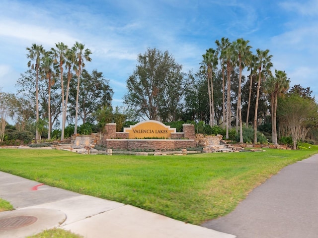 community sign with a yard