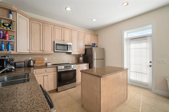 kitchen with sink, a center island, stainless steel appliances, tasteful backsplash, and light brown cabinetry