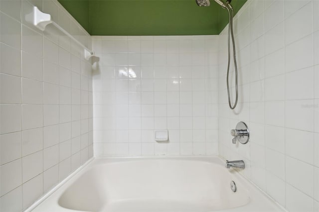 bathroom featuring tiled shower / bath combo