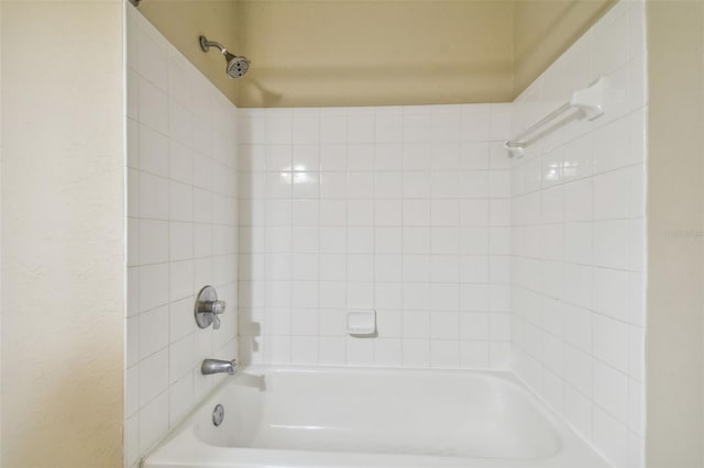 bathroom with tiled shower / bath