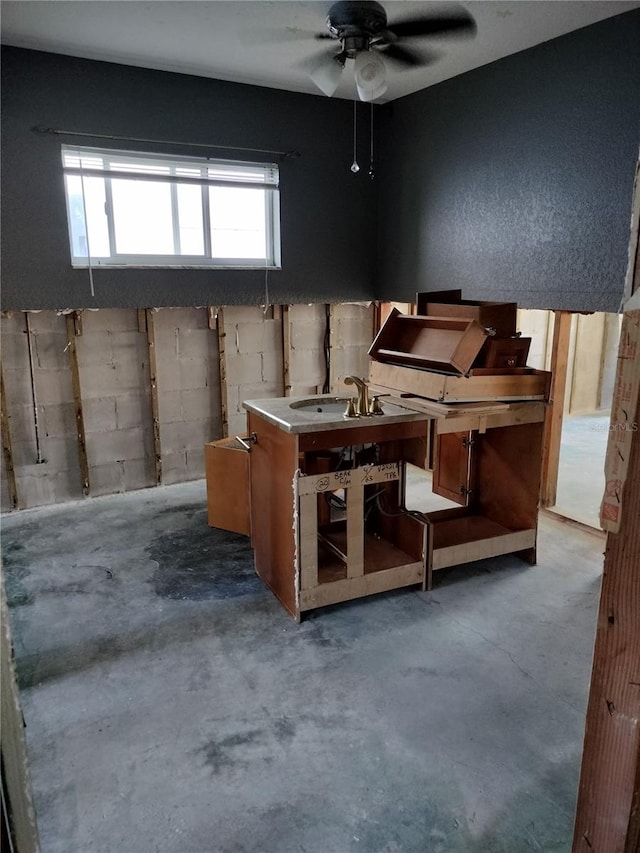 misc room with concrete flooring, sink, a wealth of natural light, and ceiling fan