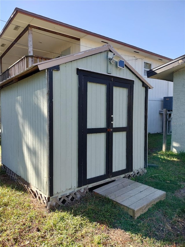 view of outdoor structure featuring a yard