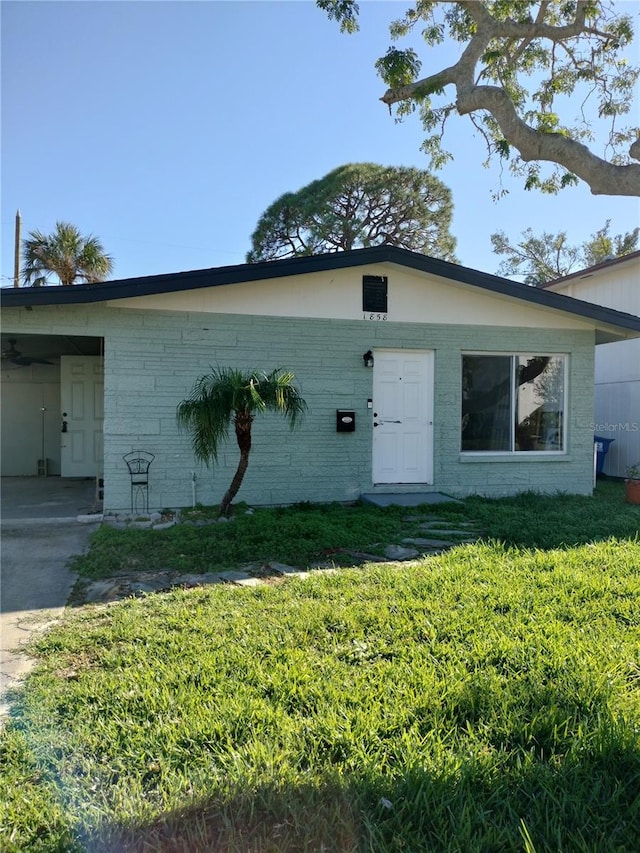 single story home featuring a front lawn