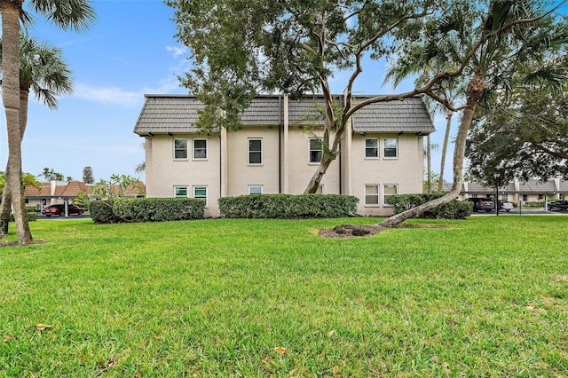 view of side of property featuring a lawn