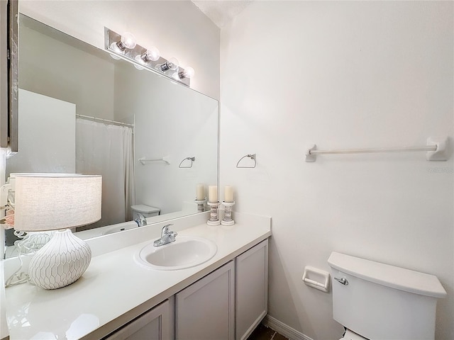 bathroom with a shower with curtain, vanity, and toilet