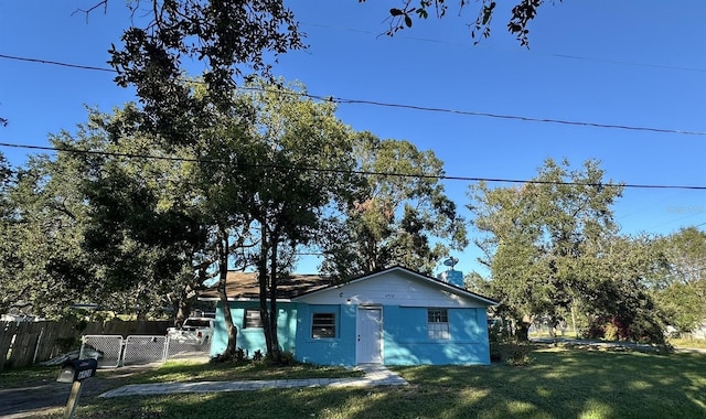 view of front of home featuring a front yard