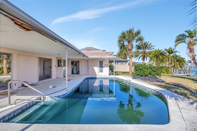 view of swimming pool featuring a patio