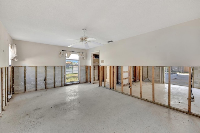 empty room featuring ceiling fan and a textured ceiling