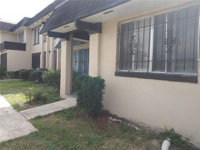 view of side of property featuring a lawn