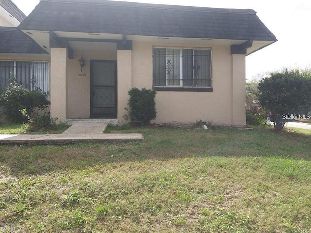 view of front of house with a front yard