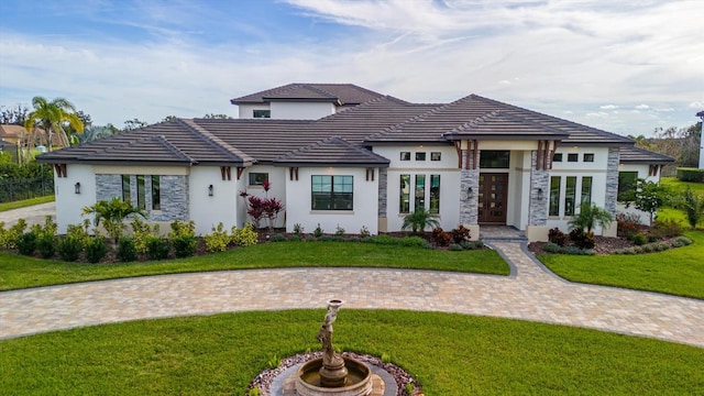 view of front of home featuring a front yard