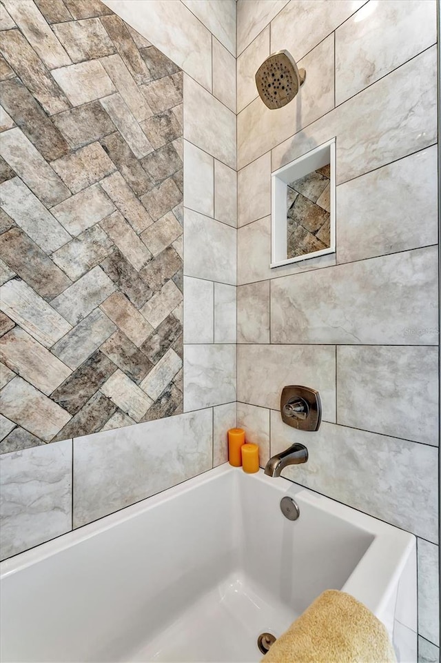 bathroom with tiled shower / bath