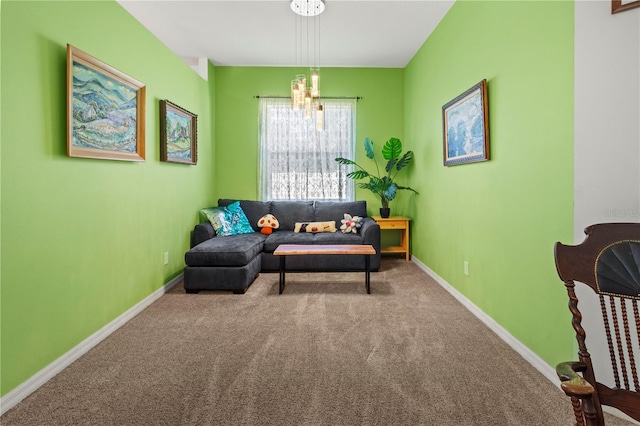 living room featuring carpet flooring, a notable chandelier, and baseboards